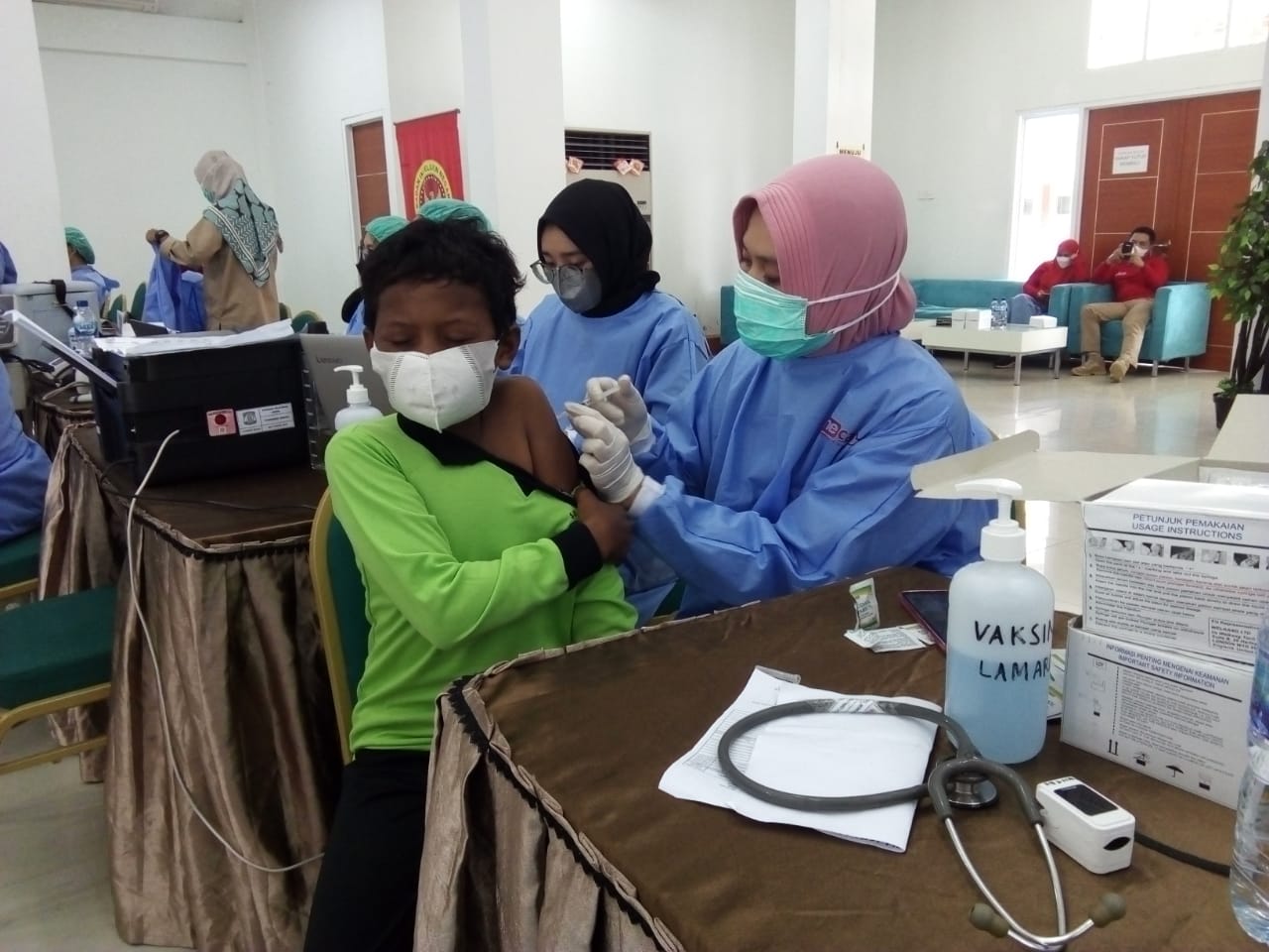 Kegiatan Pelaksanaan Pemberian Vaksinasi Massal Covid-19 anak usia 6 - 11 Tahun di Emberkasi Haji Balikpapan